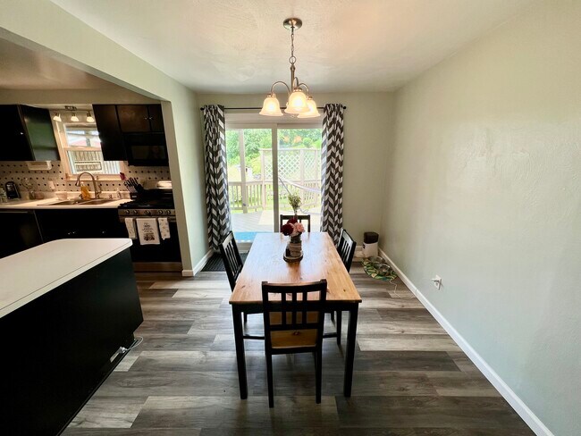 Foto del edificio - 8099 Nuttals Grove Rd