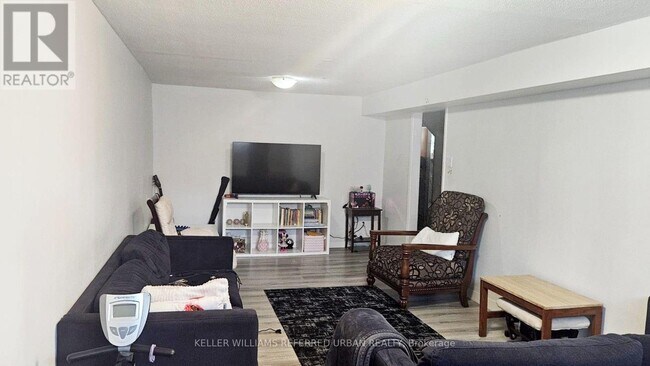 Building Photo - 743 Sunnypoint Dr