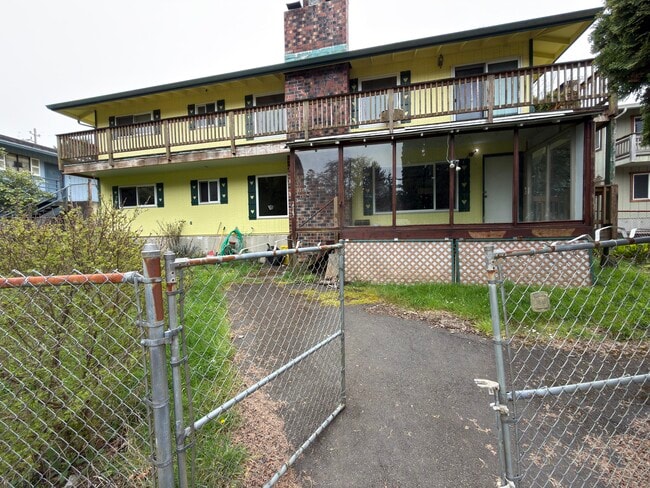 Building Photo - 2547 NE Holmes Rd