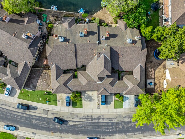 Directamente hacia abajo - Lake Pointe Condominiums