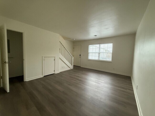 Building Photo - 2 Bedroom 1.5 Bath Apartment located in Jo...