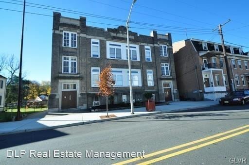 Primary Photo - 582 S Main St
