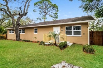 Building Photo - 701 Palm Springs Dr