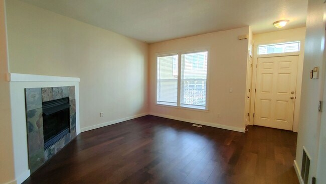 Building Photo - This Great 2 Bedroom 2.5 Bath plus bonus room Townhome in Hillsboro is a Must See!  - $500 off yo...