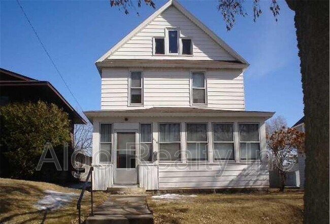 Building Photo - 2114 North Sheridan Avenue