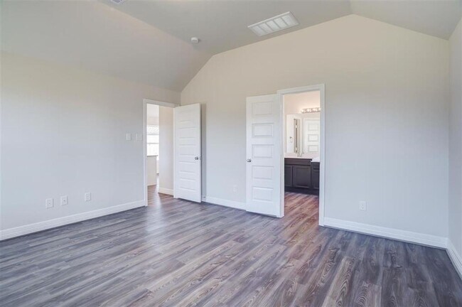 Foto del edificio - HUGE LOT! 1 Story, 3 Bedroom, 2 Bath