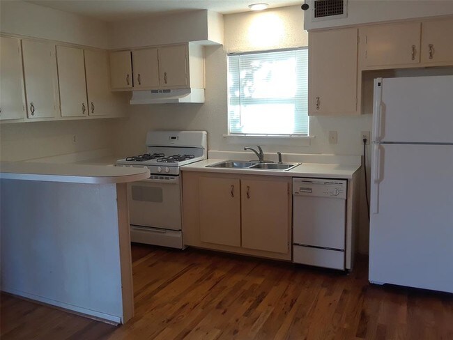 Building Photo - 845 Beverly St