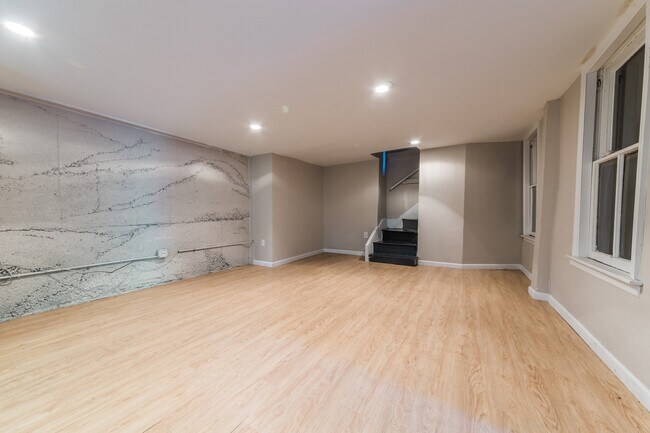 Foto del edificio - Available August 1st 2024 - Beautiful 5 Be...
