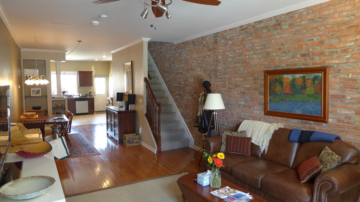 Primary Photo - 123 N Milton Ave