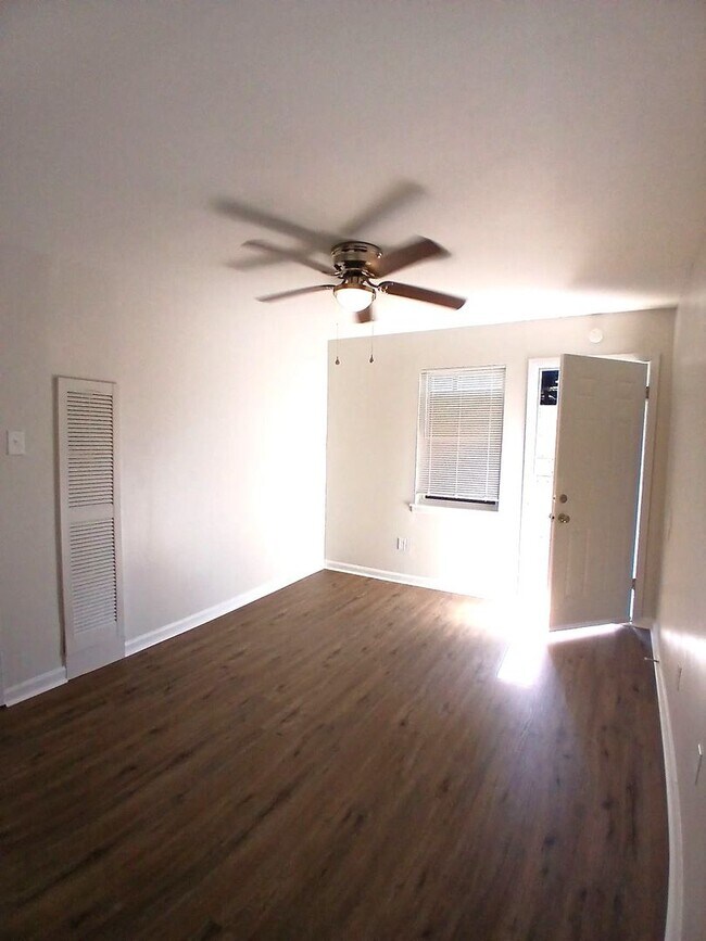 Foto del edificio - Fully Renovated 1 Bedroom 1 Bath Apartment...