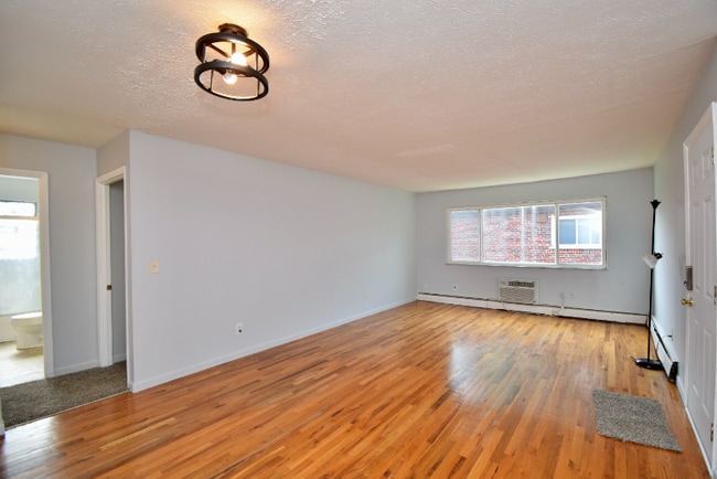 Building Photo - 6305 Englewood Ave