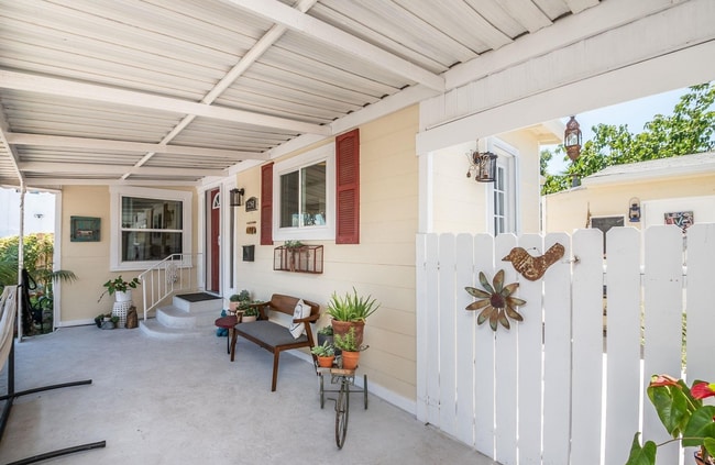Building Photo - This 1bed/1bath bungalow comes with a BONU...