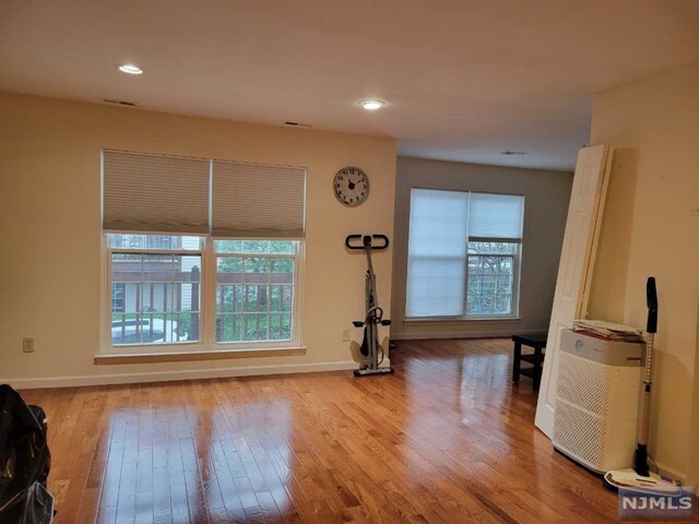 Building Photo - 555 Ridge Ln