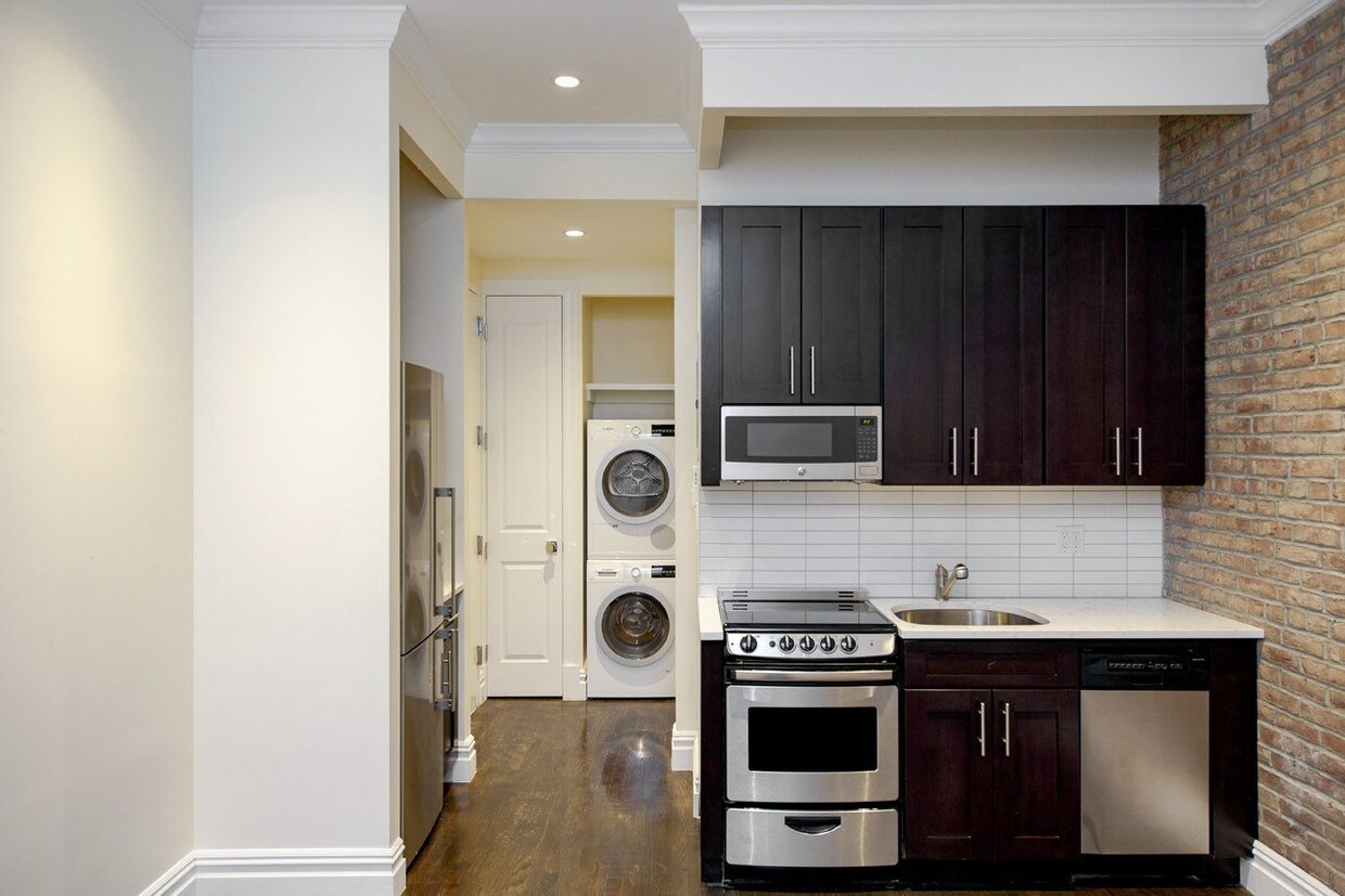 Foto principal - 348 E 13th St