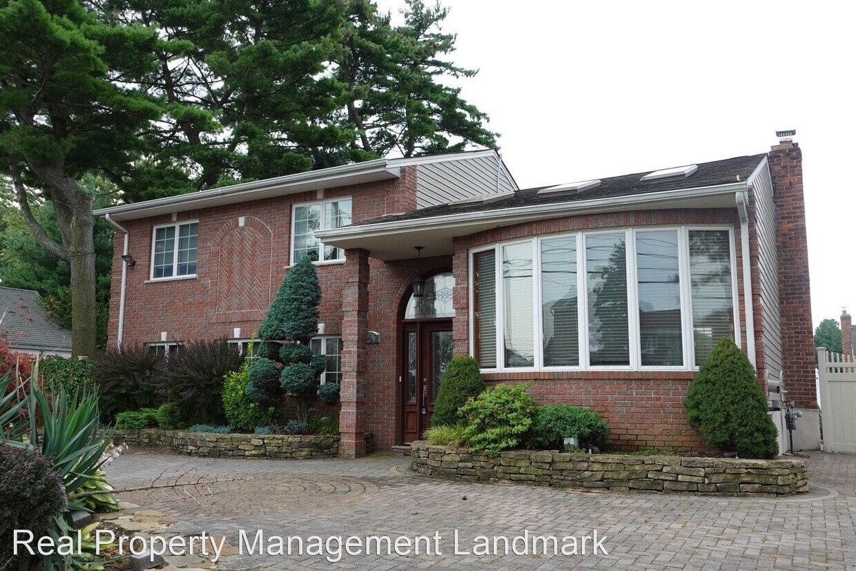 Foto principal - 4 br, 2 bath House - 262 N Iowa Avenue