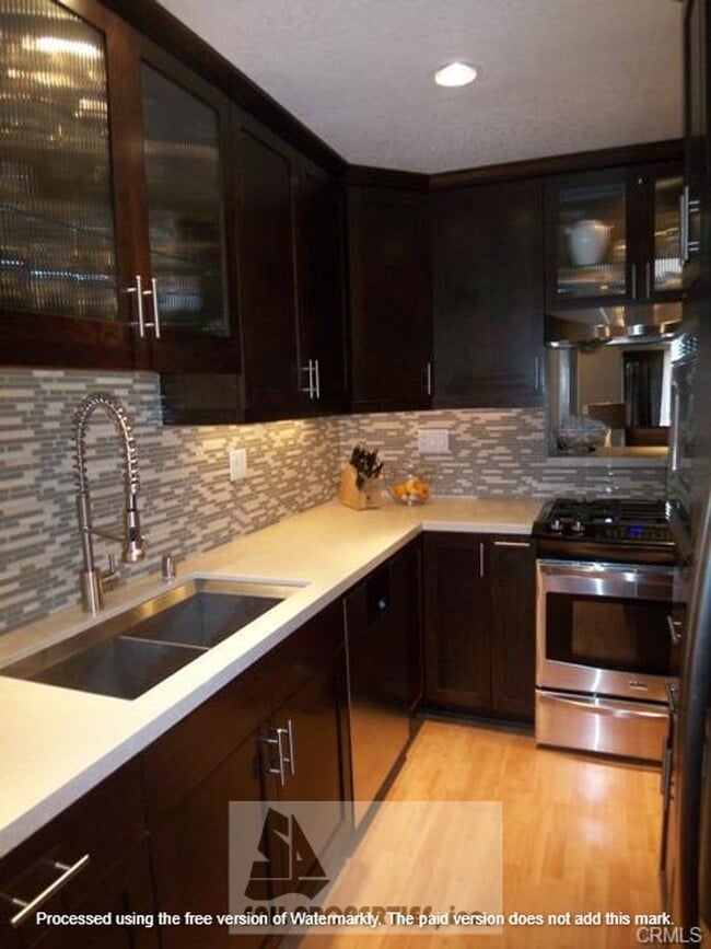 Building Photo - Stunning Townhome in Huntington Beach!