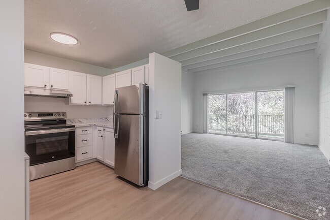 2BR, 1BA - 954SF - Dining Area - IRONWOOD GREENS