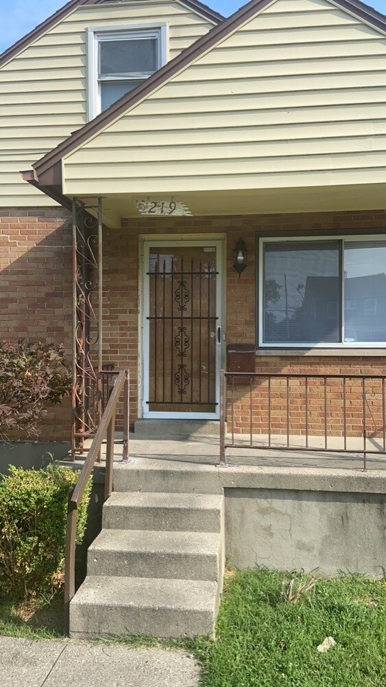 Building Photo - 219 E. Beechwood Ave.