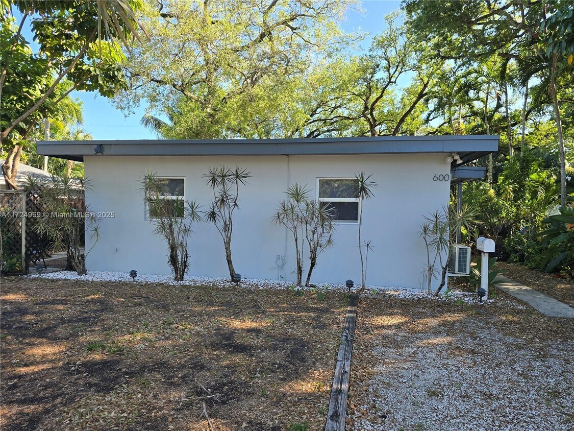 Primary Photo - 600 SW 11th St