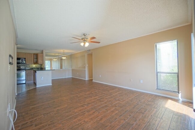 Foto del edificio - Spacious 2-Bedroom Condo with Screened Lanai in Gallery at Bayport