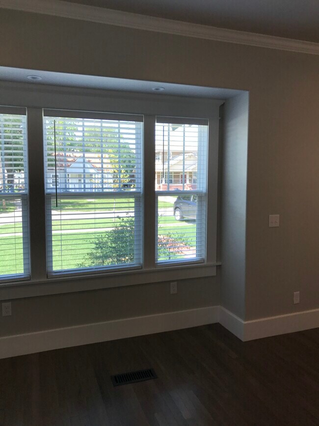 Cocina - Ventana frontal - 737 Jenkins Ave