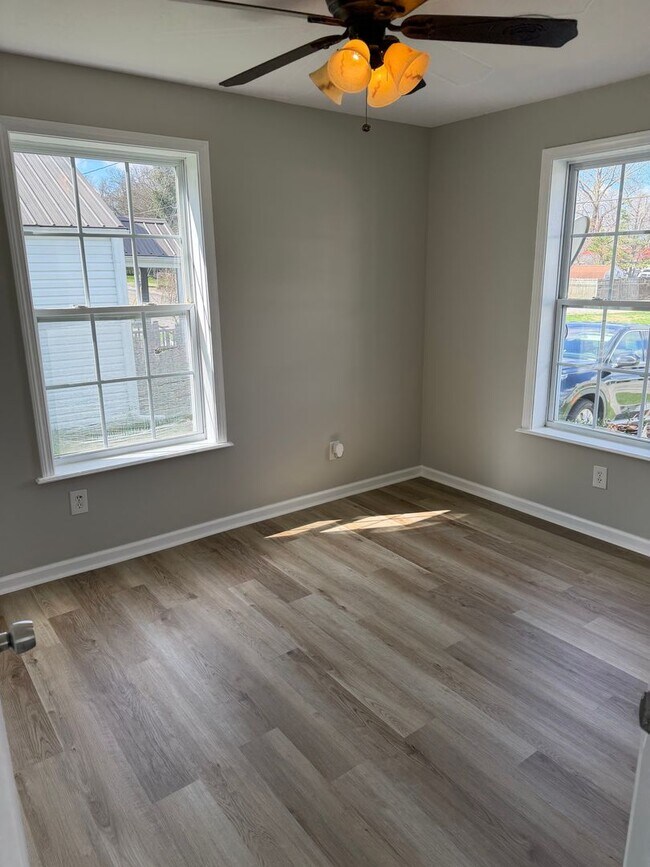 Foto del edificio - Two bed 1 bath Maryville City Home Available Now