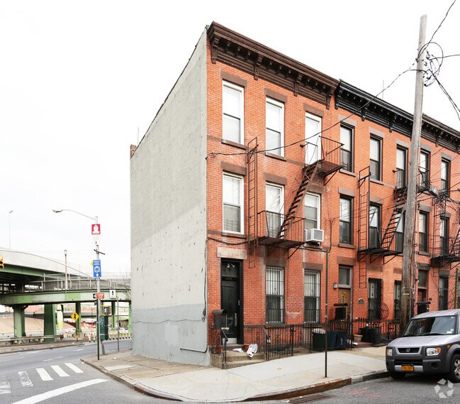 Building Photo - 664 Henry St