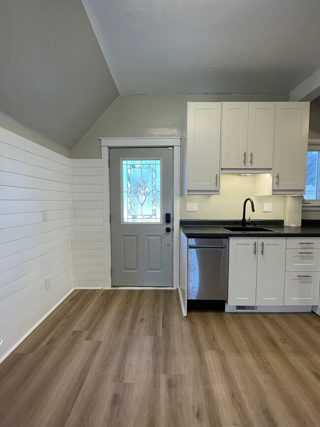 Foto del edificio - 663 4th Ave NW