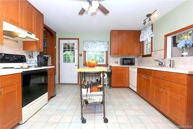 Building Photo - 12 Mamanasco Rd