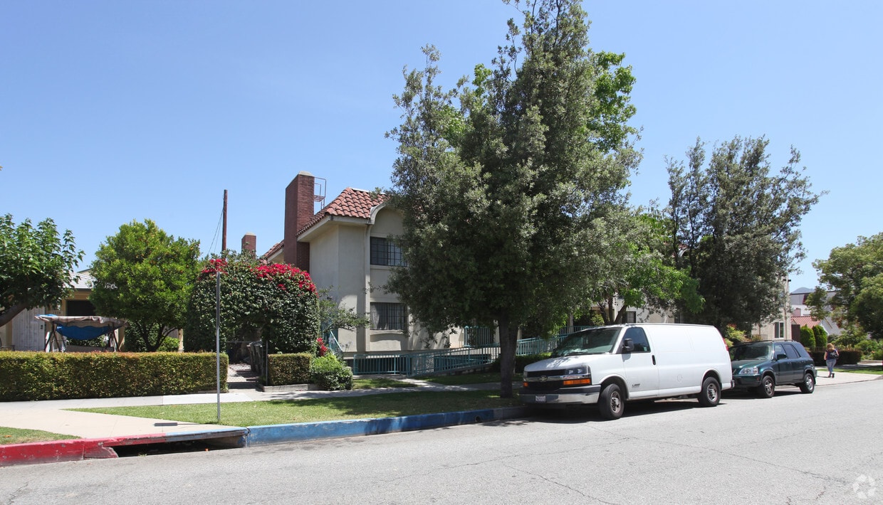 Building Photo - 1070 Thompson Ave