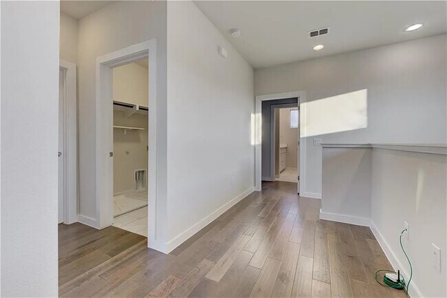 Foto del edificio - 6554 E Lovers Ln