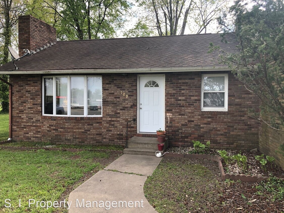 109 N Oak St, De Soto, IL 62924 House Rental in De Soto, IL