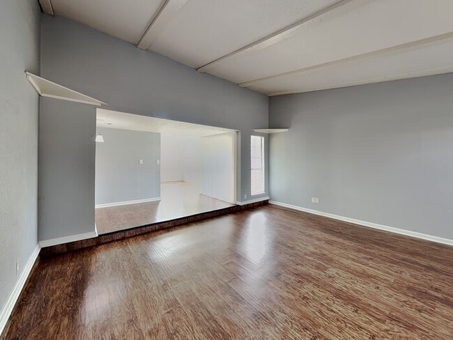 Building Photo - 7439 Oakmore Dr