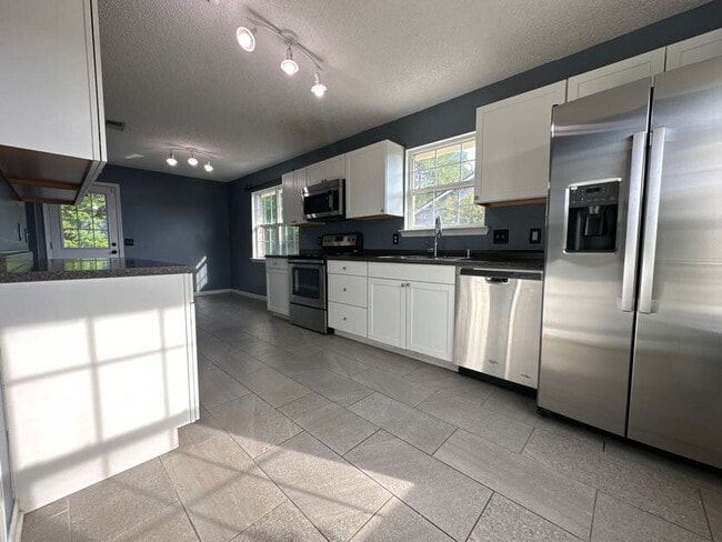 Building Photo - Great starter home very close to Fort Stewart