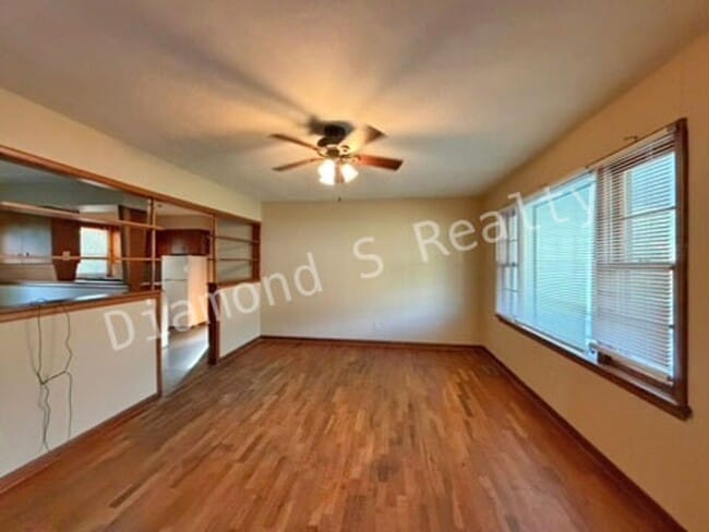 Building Photo - Cute 2 bed/1 bath house with Garage!