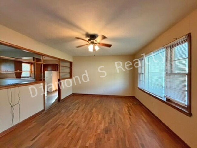 Foto del edificio - Cute 2 bed/1 bath house with Garage!
