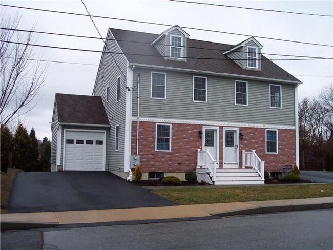 Building Photo - 2 bedroom in Bristol RI 02809