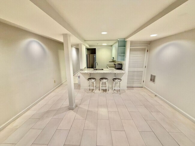 Foto del edificio - Delightful Dupont Tree-Lined Swann Street 2 Bedroom Lower Level Apt with W/D