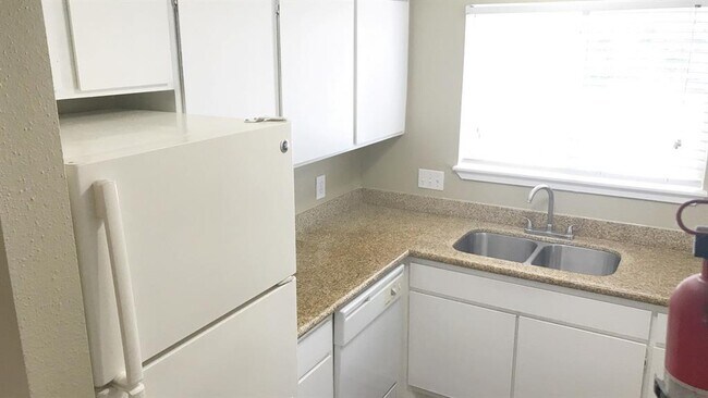 Foto del edificio - 7535 Fallbrook Dr