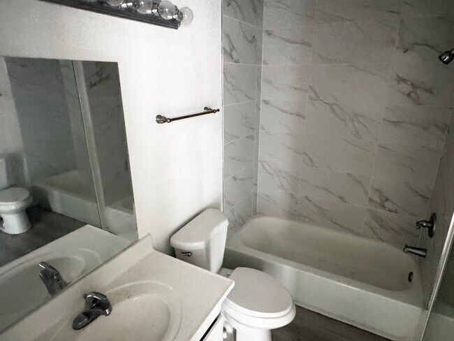 Foto del edificio - SPACIOUS AND REMODELED 1 BEDROOM 1 BATH, SECOND FLOOR UNIT