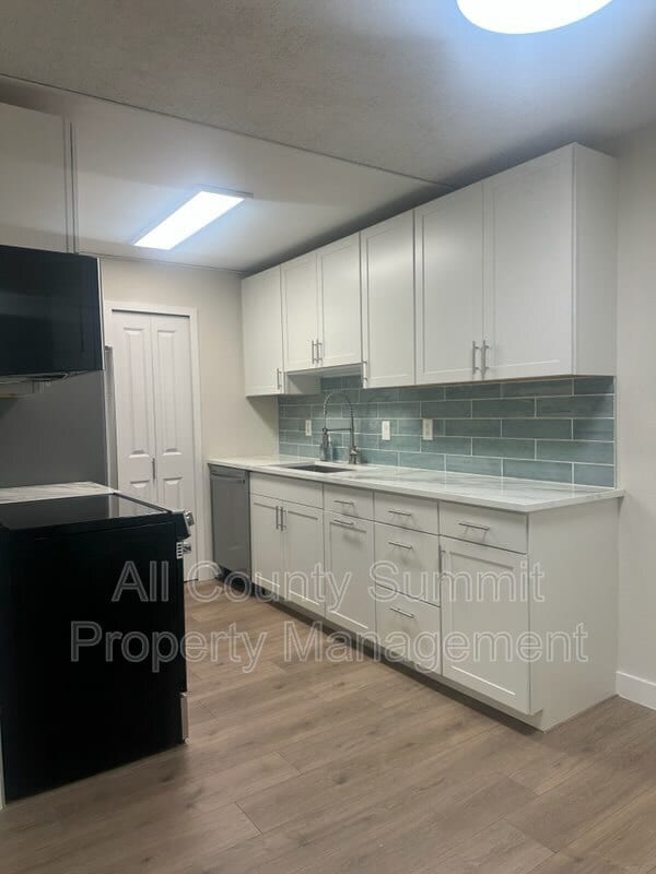 Building Photo - 1400 Golden Cir