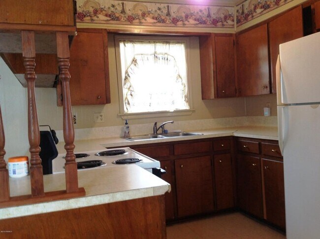 Building Photo - 706 Picard Rd