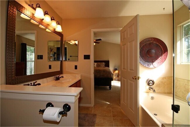 Building Photo - 7 Thrush Grove Pl