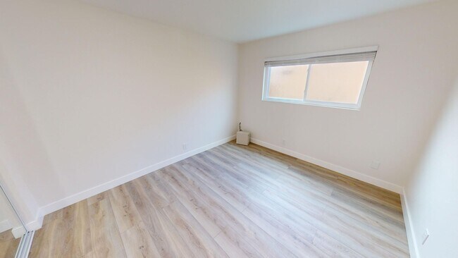 Building Photo - Spacious 3 Bedroom, 2.5 Bathroom Home with...