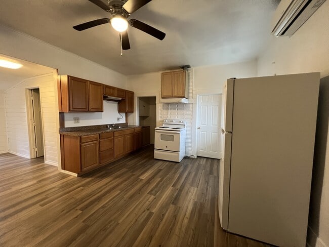 Building Photo - 1803 SE Salem Ave