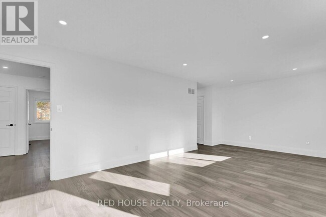 Building Photo - 985 Sandcliff Dr