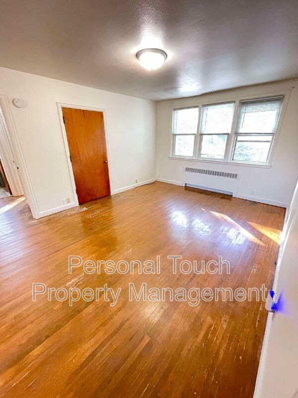 Building Photo - 517 12th Ave N