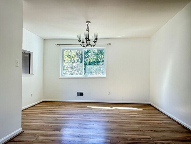 Building Photo - Spacious & Updated Pasadena Townhome for Rent