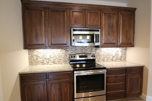 Building Photo - Stunning Benbrook 3B/2.5B Townhome ((Stain...