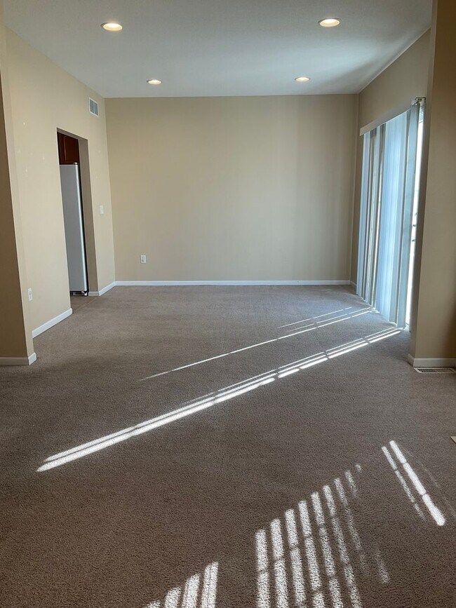 Building Photo - 611 Titan Dr
